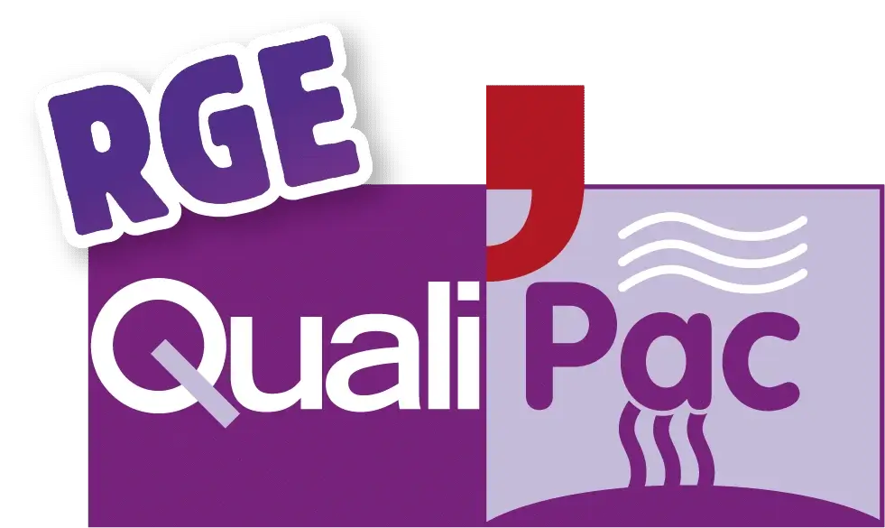 Macaron RGE QualiPAC d’ARTEMELEC, qualification pompe à chaleur et eau chaude délivrée par Qualit’EnR