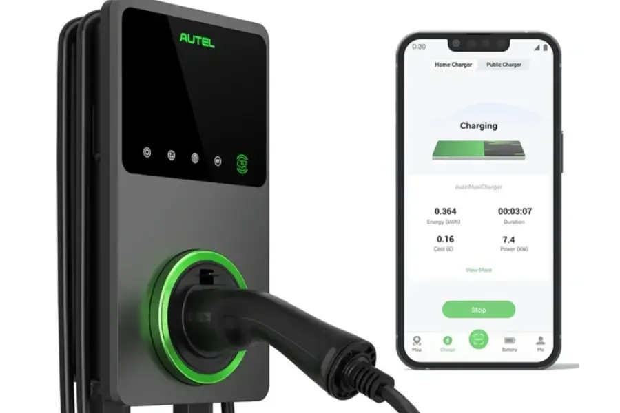 Borne de recharge Autel MaxiCharger et l’application mobile qui affiche la charge en cours