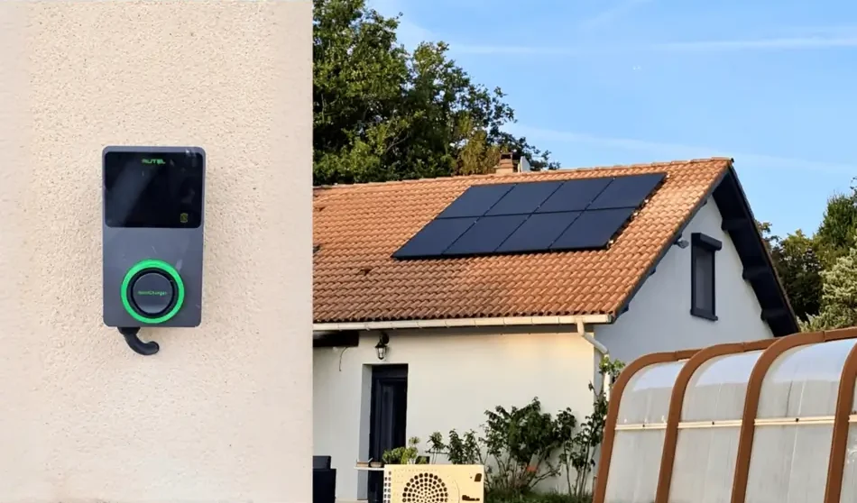 Maison équipée de panneaux photovoltaïques et d’une borne de recharge en façade