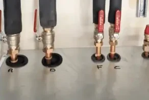 Départs isolés et vannes d’arrêt au pied du module intérieur d’une pompe à chaleur air-eau