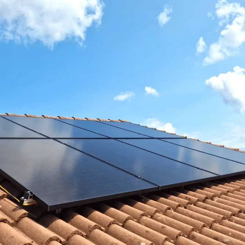 Panneaux photovoltaïques posés sur une toiture dans la Drôme