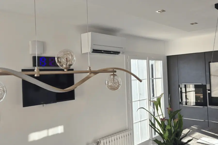 climatisation réversible Valence unite-interieure-mitsubishi-salon-lustre-valence