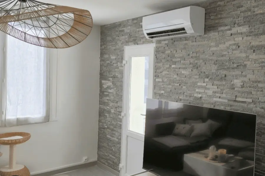 climatisation-unite-interieure-salon-moderne-mur-pierre-valence
