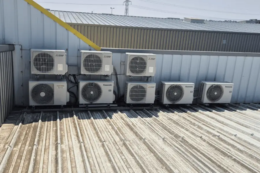 climatisation-unites-exterieures-multiples-toit-commerce-valence