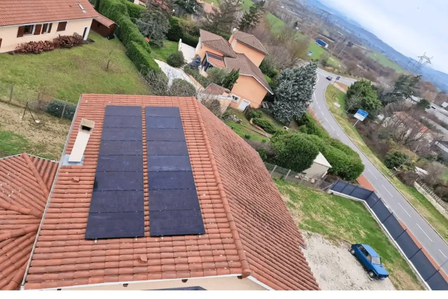 panneaux-photovoltaiques-toiture-maison-paysage-valence