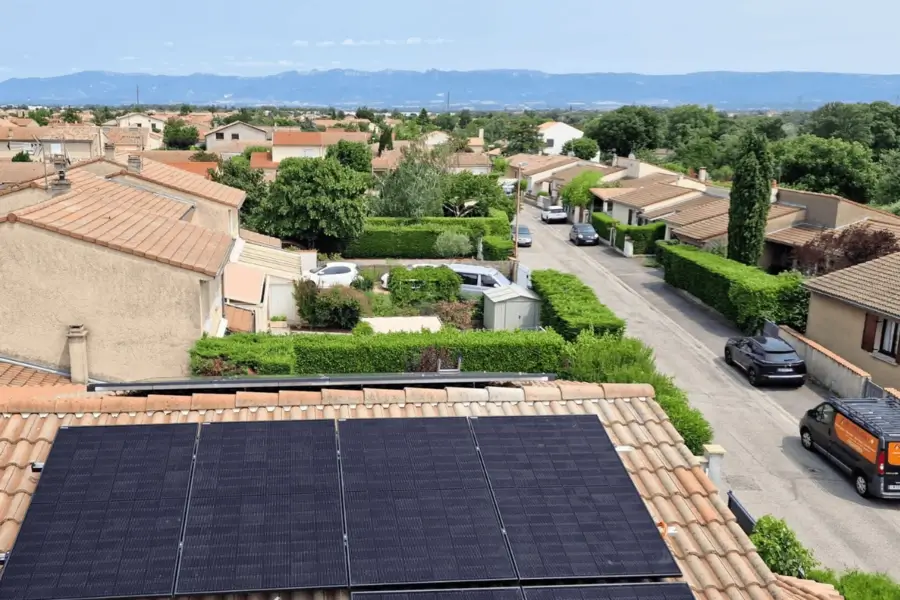 panneaux-photovoltaiques-toiture-maison-vue-aerienne-valence