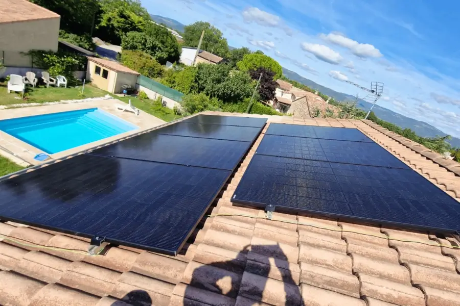 panneaux-photovoltaiques-toiture-piscine-valence