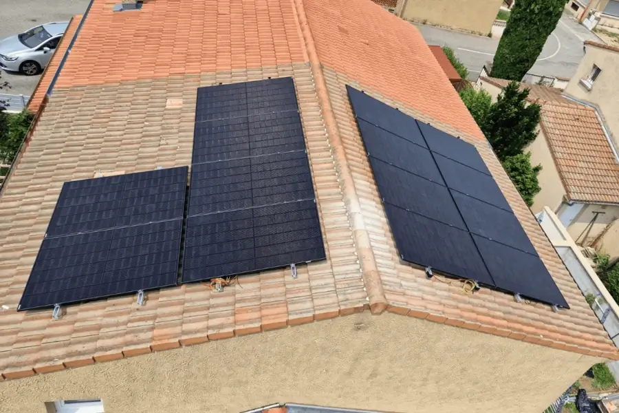 panneaux-photovoltaiques-toiture-tuiles-aerienne-valence