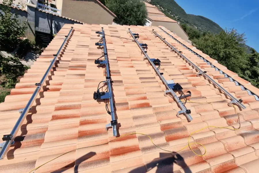 rails-montage-panneaux-photovoltaiques-toiture-valence
